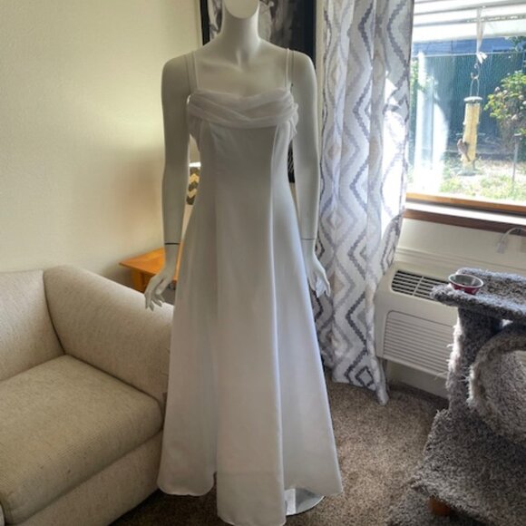 SIMPLE WEDDING DRESS - Picture 1 of 2